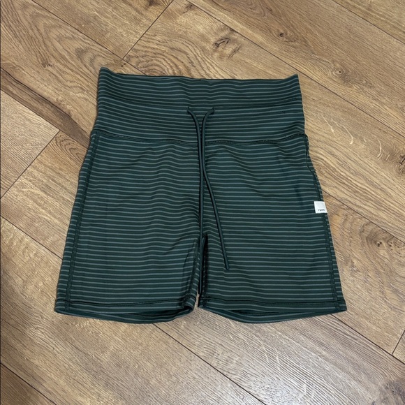 Vuori Stripe Daily Short Green womens Size Medium - Picture 4 of 9